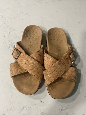 Vionic size 6 Cork-Style Crossband Slide Sandals in Tan with Gold Accents